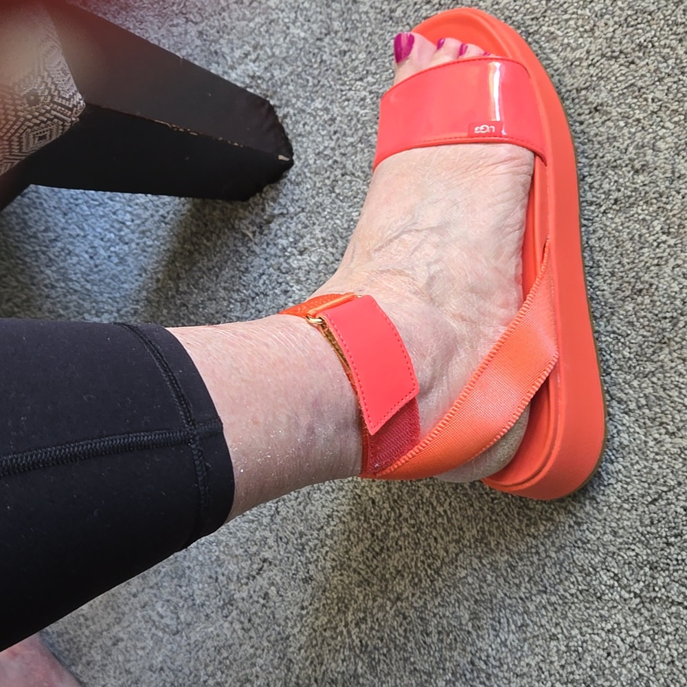 UGG Sandals  NWT Sz 9
